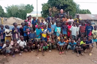 Wie Hilfe aus Falkenau Kindern in Gambia eine Vorschule ermöglicht - Umringt von den Kindern des Dorfes: Der Frankenberger Mike Schubert vom Verein Hilfe für Gambia aus Falkenau bei seinem Besuch in Ngayen Sanjal.