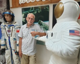 Wie im All: Im Museum wird kooperiert - In seinem Museum gibt es für Inhaber Tasillo Römisch zwischen Kosmonauten und Astronauten keine Berührungsängste. 