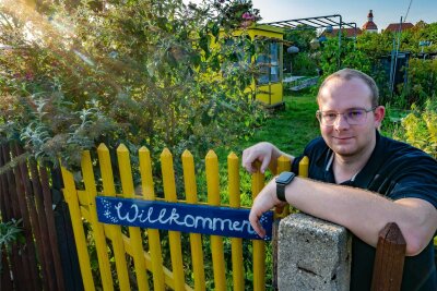 Wie in einem Dresdner Schrebergarten Demokratie gelebt wird - Der aus Chemnitz stammende Gärtner und Dresdner Stadtrat Christopher Colditz am gelben Tor seines Gemeinschaftsgartens.