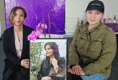 Wie Iranerinnen auf ihre Heimat blicken - Gül Eylem Kaplan (links) und Nazgol Nicole Farhadi mit einem Porträt von Mahsa Amini. Das Reden über den Tod der jungen Iranerin hat auch in Zwickau lebenden Frauen Kraft gegeben. 