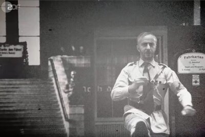 Wie Jan Böhmermann Zwickau ins Fernsehen bringt - Jan Böhmermann erklärt in Nazi-Uniform, warum Schwarzfahren in Deutschland eine Straftat ist. Im Hintergrund: ein Blick in den Zwickauer Hauptbahnhof aus dem Jahr 1935. 