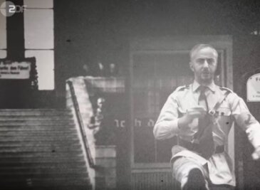 Wie Jan Böhmermann Zwickau ins Fernsehen bringt - Jan Böhmermann erklärt in Nazi-Uniform, warum Schwarzfahren in Deutschland eine Straftat ist. Im Hintergrund: ein Blick in den Zwickauer Hauptbahnhof aus dem Jahr 1935. 