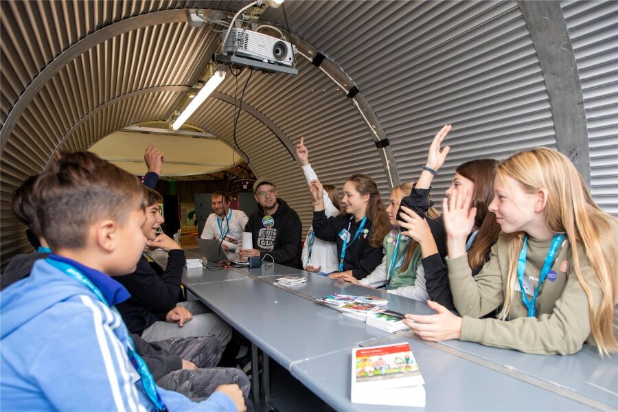 Wie Jugendliche im Vogtland ihre Stärken entdecken können - Im Zeitentunnel können die Schüler in die Zukunft gucken.