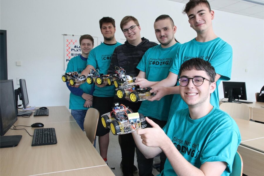 Wie junge Rodewischer Programmierer einen Pokal holen wollen - Eric Schwartz (18), Bastian Nestler (17), Rudi Werft (17), Lucas Körner (18), Elias Heinz (17) und Hans Unger (18, von links) programmierten ein selbstfahrendes Auto.