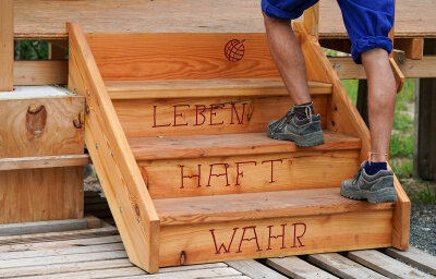 Auf einer Treppe des Seehaus e.V. (Leipzig) ist das Motto «Wahr.Haft.Leben.» in Neukieritzsch bei Leipzig eingebrannt. 