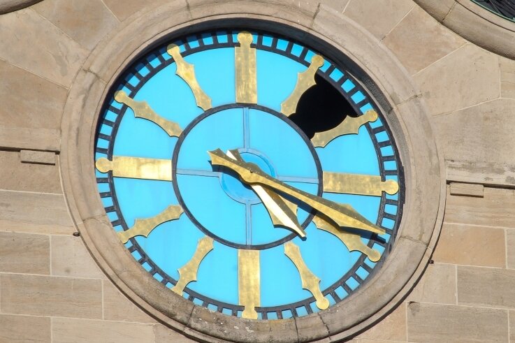 Wie kam das Loch in die Rathausuhr? - Wer auf die Uhr des Plauener Rathausturms schaut, dem fällt seit geraumer Zeit ein großes Loch darin auf. Zwischen der ersten und der zweiten Stunde ist ein dunkles Nichts zu erkennen. 