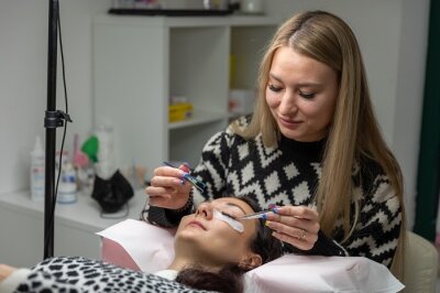 Wie Kateryna in ihrem Auerbacher Kosmetikstudio schöne Augen macht - Eine Ukrainerin wird Geschäftsfrau: Kosmetikerin Kateryna Kotsiura versteht es, ihren Kundinnen die Augen noch schöner zu machen.