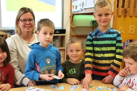 Wie Kinder aus der Ukraine künftig betreut werden sollen - Kita-Leiterin Nadja Leuschner probiert im Meeraner "Spatzennest" Spiele aus, die ohne Sprachbarrieren funktionieren. 