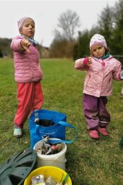 Wie Kinder lernen, dass sauber schön ist - Lisbeth (links) und Hermine haben mit ihrem Vater Alexander Peuckert in Falkenau illegal entsorgten Müll gesammelt. 