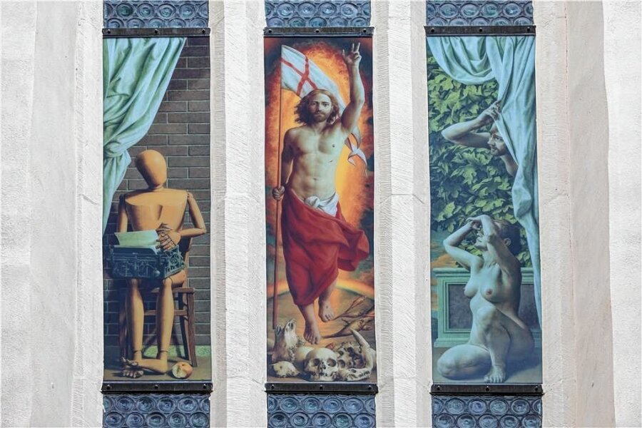 Wie kommt das Glasbild des Papstmalers in Plauen an? - Der Beweis: Das Kunstfenster - in der Mitte der Auferstandene - strahlt auch von außen. In der Kirche ist die Wirkung noch intensiver.
