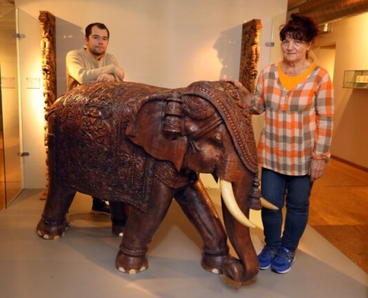 Mit sorgenvollen Blicken betrachten Felix Heft und Silke Lohße den über 1000 Kilogramm schweren Elefanten. Das Holztier aus dem Lichtenstein Daetz-Centrum zu transportieren, wird zum Problem.