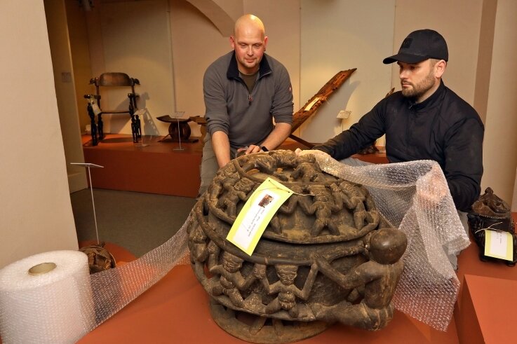 Wie kommt der Elefant raus? Daetz-Centrum packt zusammen - Michael Heinrich (rechts) und Maurice Konrad verpacken eines der Ausstellungsstücke. Dies muss sehr vorsichtig geschehen.