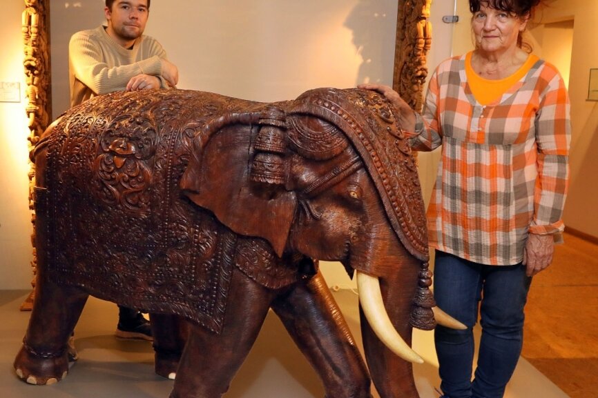 Mit sorgenvollen Blicken betrachten Felix Heft und Silke Lohße den über eine Tonne schweren Elefanten. Das Holztier aus dem Lichtensteiner Daetz-Centrum zu transportieren, wird zum Problem.