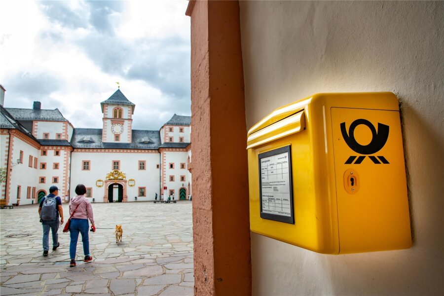 Wie kommt der Post-Briefkasten ins Schloss Augustusburg? - Von oben in die Welt hinaus: Im Torhaus des Schlosses Augustusburg befindet sich ein Post-Briefkasten.