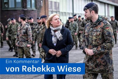 Wie kommt die Bundeswehr zu mehr Soldaten? - Die Wehrbeauftragte des Bundestages, Eva Högl, spricht bei ihrem Truppenbesuch im niedersächsischen Schortens mit Major Dirk Polter.