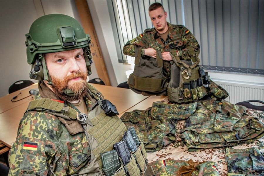 Wie kommt die "Zeitenwende" der Bundeswehr in der Kaserne in Frankenberg an? - Oberfeldwebel Mario und Oberstabsgefreiter Kevin (v.l.) mit der neuen Kampfausstattung.