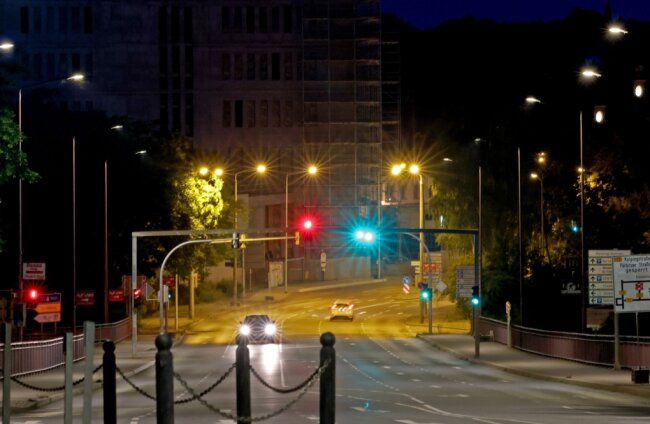 Wie Kommunen Energie sparen wollen - Ampeln, wie hier in Zwickau an der Glück-Auf-Brücke, bleiben nachts eingeschaltet. Über nächtliche Beleuchtung diskutiert man dagegen.
