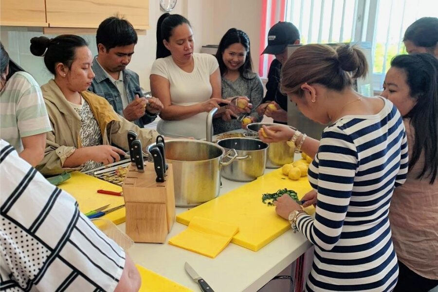 Wie Kräfte von den Philippinen die Lage in der vogtländischen Pflege verbessern sollen - Im Vogtland werden Frauen und Männer von den Philippinen als Pflegekräfte ausgebildet. Jetzt erhielten sie Nachhilfe in vogtländischer Küche.