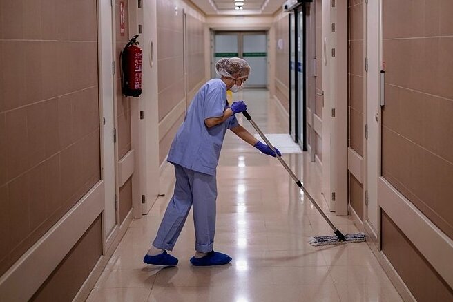 Wie Krankenhauskeime verhindert werden können - Sauberkeit ist wichtig im Krankenhaus. Um Infektionen zu vermeiden, braucht es aber viel mehr. 