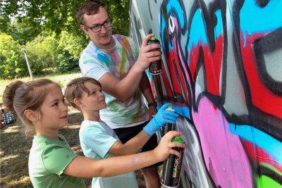 Wie Künstler und Besucher das Kulturfest in Plauen erlebt haben - Max Kagerer, Erzieher an der Karl-Marx-Grundschule, teilte in einem Graffiti-Workshop sein Hobby mit Kindern - hier Lisa Becher (7) und Hannes Hofmann (9). 