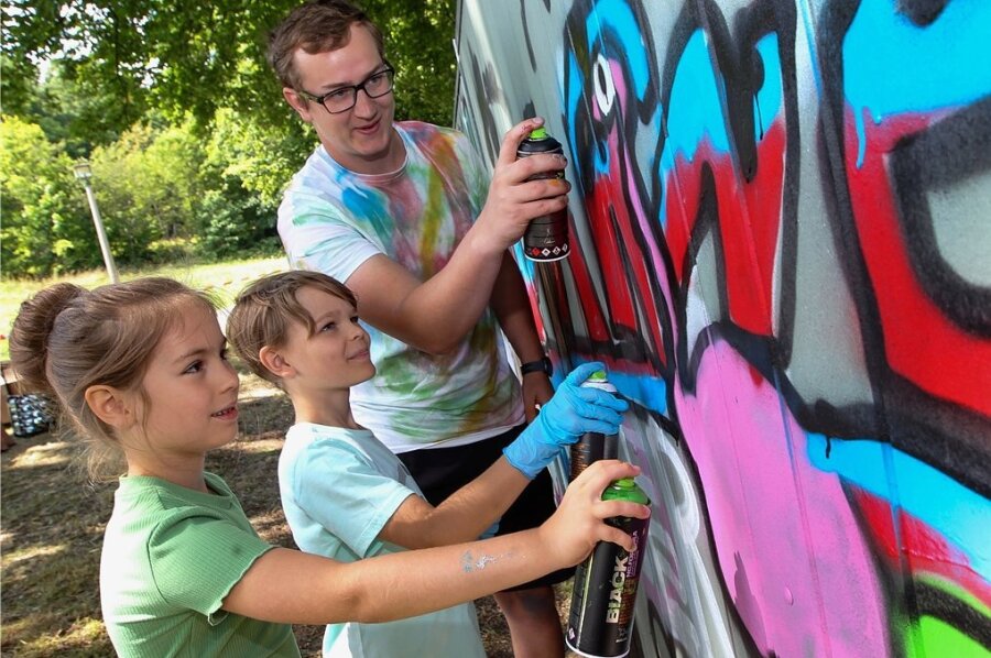 Wie Künstler und Besucher das Kulturfest in Plauen erlebt haben - Max Kagerer, Erzieher an der Karl-Marx-Grundschule, teilte in einem Graffiti-Workshop sein Hobby mit Kindern - hier Lisa Becher (7) und Hannes Hofmann (9). 