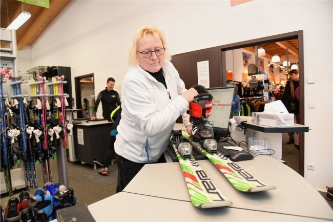 Wie läuft's für Schönecks Urlaubsmacher? - Die Skiverleiherin: Sabine Baunacke bei Sport Schulze auf der Hohen Reuth hat für jeden Freizeitsportler die passenden Ski.