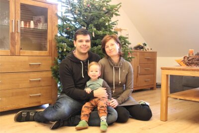 Wie lange bleibt die Weihnachtsdeko? - In Leubsdorf noch länger - Tobias, Silas und Sarah Klotzsche (v.l.) aus Leubsdorf lassen ihren Weihnachtsbaum noch stehen.