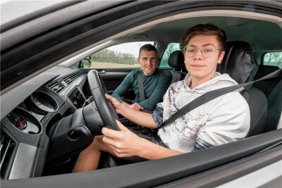 Wie lange Fahrschüler im Erzgebirge auf einen Termin warten müssen - Der 17-jährige Max Heymann musste auch ein Jahr warten, bis er seine Ausbildung bei Fahrlehrer Willy Wolf beginnen konnte. Seine praktische Prüfung aber hat er auf Anhieb bestanden.