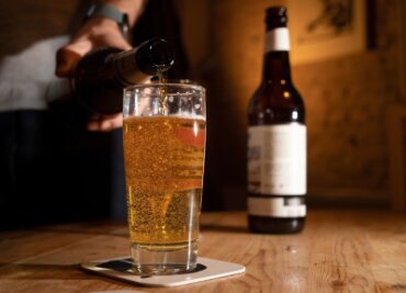 Wie lange hält sich eigentlich Bier? - Das Mindesthaltbarkeitsdatum bei Bier bedeutet nur, dass der Hersteller bis dahin eine Genussgarantie gibt. Nach Ablauf kann man es meist noch gut trinken.