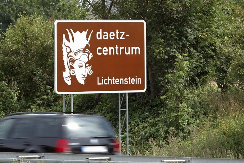 An der Autobahn A4 in Richtung Dresden kurz vor der Abfahrt Wüstenbrand wird bis heute auf das Daetz-Centrum Lichtenstein hingewiesen. Doch dessen Dauerausstellung "Meisterwerke in Holz" ist schon seit Anfang 2018 geschlossen. 