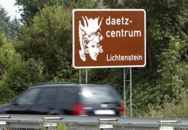 Wie lange noch Werbung für eine geschlossene Ausstellung? - An der Autobahn A4 in Richtung Dresden kurz vor der Abfahrt Wüstenbrand wird bis heute auf das Daetz-Centrum Lichtenstein hingewiesen. Doch dessen Dauerausstellung "Meisterwerke in Holz" ist schon seit Anfang 2018 geschlossen. 