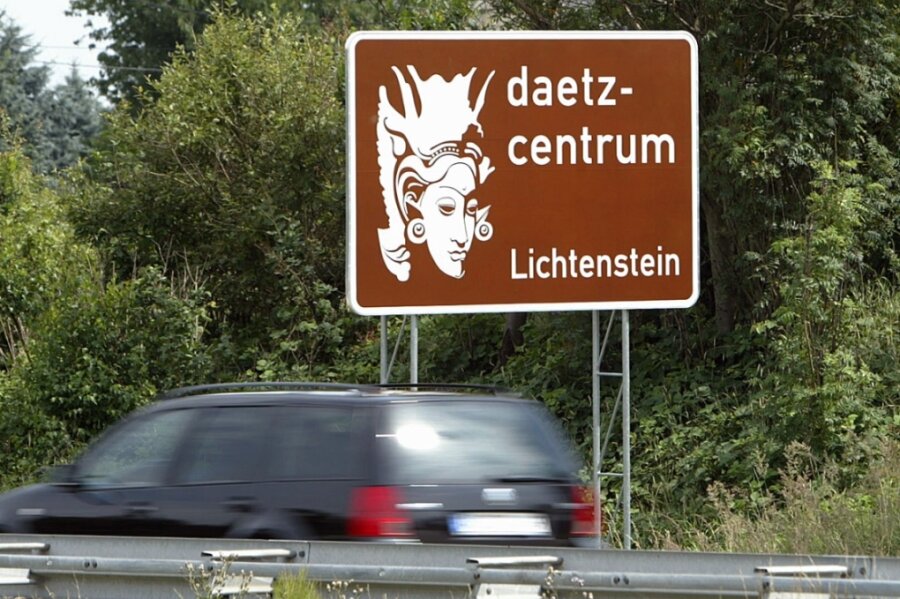 Wie lange noch Werbung für eine geschlossene Ausstellung? - An der Autobahn A4 in Richtung Dresden kurz vor der Abfahrt Wüstenbrand wird bis heute auf das Daetz-Centrum Lichtenstein hingewiesen. Doch dessen Dauerausstellung "Meisterwerke in Holz" ist schon seit Anfang 2018 geschlossen. 