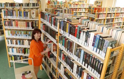 Wie Leseratten aus Meerane für mehr Bücher begeistert werden - Der Arbeitsplatz von Adriane Bellmann befindet sich in der Stadtbibliothek in Meerane. Und damit zwischen Regalen, in denen mehr als 42.000 Medienstehen. 
