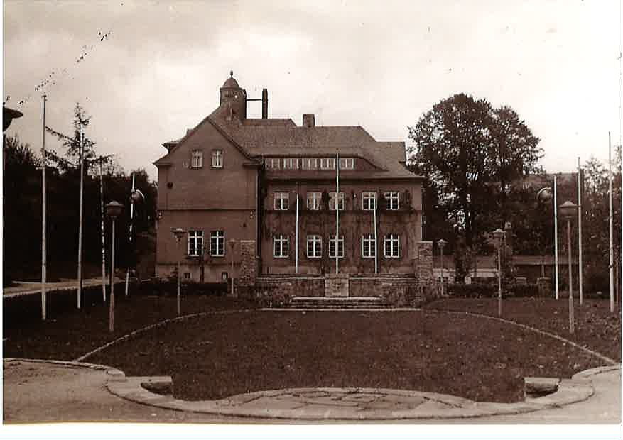 Diese historische Aufnahme zeigt den Thingplatz mit Ehrenmal und Rathaus in Lichtentanne. Der Platz wurde 1933 von den Nazis für Aufmärsche und Kundgebungen errichtet. Nach 1945 bis 1989 hieß das Areal "Platz der Thälmannpioniere". 
