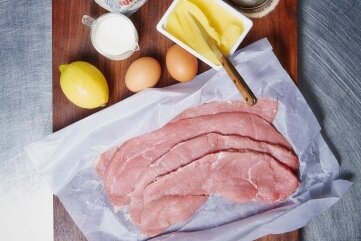 Wie macht man Wiener Schnitzel? - Zutaten: Kalbsschnitzel, Mehl, Butterschmalz und einiges mehr.