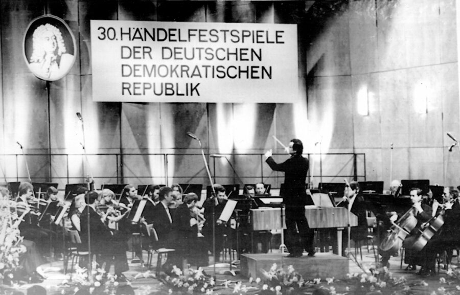 Aus seinen Karl-Marx-Städter Jahren sind keine Fotos überliefert: Christian Kluttig als Leiter des Händelfestspielorchesters Halle im Jahre 1981. Zwei Jahre zuvor war er von Sachsen aus dem Ruf an die Saale gefolgt. 