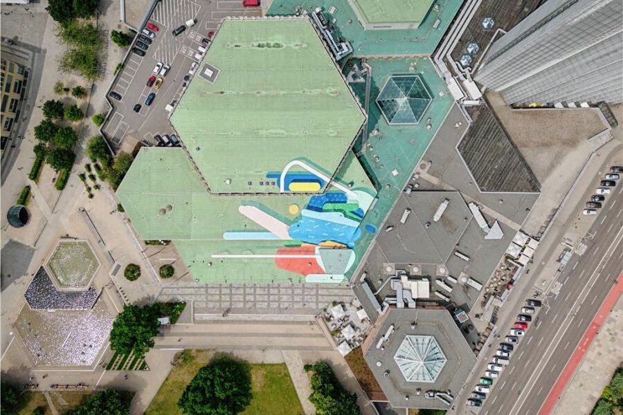 Wie man einen Blick auf die Kunst am Stadthallendach werfen kann - So sieht das Werk aus. Allerdings ist es in dieser Perspektive nur aus der Luft zu betrachten.