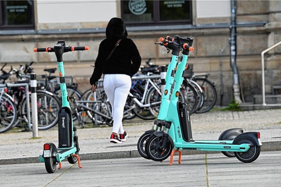 Wie man in Chemnitz einen E-Scooter mietet - Geparkte Tier-Elektroroller neben dem Chemnitzer Hauptbahnhof. Die E-Scooter dürfen nur aufrecht am Rand geparkt werden, sodass der Weg nicht blockiert wird. 