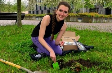 Wie man mit Tee den Boden untersucht - Stefanie Walter vergräbt hinter der Hochschule Mittweida einen Teebeutel. 