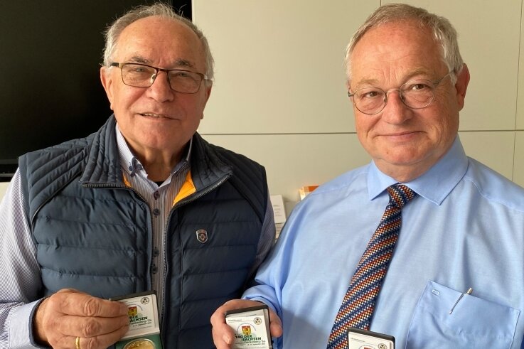 Wie man ohne Sachsentag an ihn erinnert - Rudolf Reimann (l.), Präsident der Sächsischen Numismatischen Gesellschaft, und Bürgermeister Thomas Firmenich mit den neuen Medaillen.
