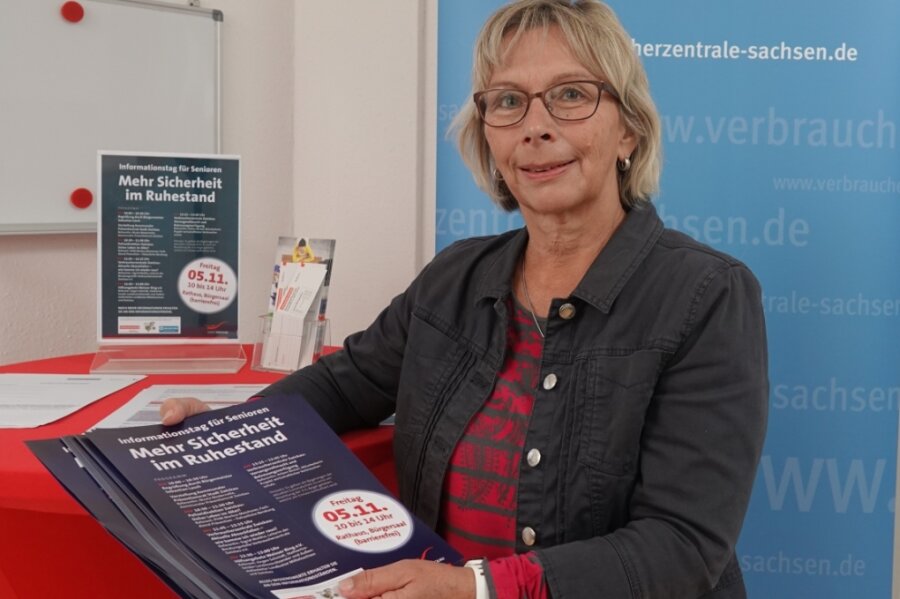 Wie man sich vor Gaunern am Telefon und Abo-Fallen schützt - Sigrid Woitha, Leiterin der Verbraucherzentrale Zwickau, wirbt für den Senioren-Aktionstag. 