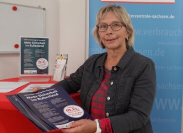 Wie man sich vor Telefon-Gaunern schützt - Sigrid Woitha, Leiterin der Verbraucherzentrale Zwickau, wirbt für den Senioren-Aktionstag. 