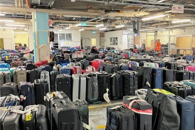 Wie mein Koffer viele Wochen nach dem Urlaub zurückkam - Tausende Koffer sind in der Halle für gestrandetes Gepäck am Flughafen Dublin geparkt. 