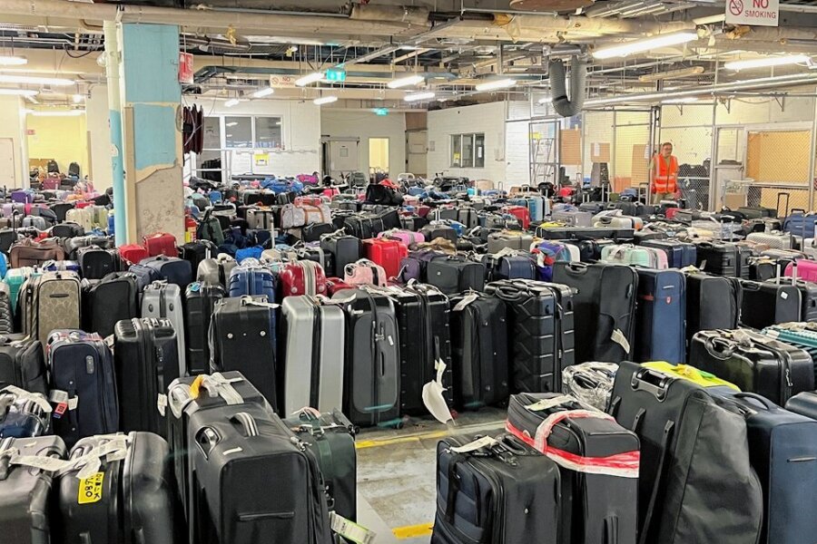 Tausende Koffer sind in der Halle für gestrandetes Gepäck am Flughafen Dublin geparkt. 