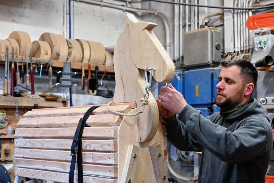 Wie mit der Kettensäge Kunstwerke entstehen - In seiner Holzwerkstatt in Limbach-Oberfrohna fertigt der 39-Jährige René Oehme Kunstwerke mit der Kettensäge. So zum Beispiel auch ein Schaukelpferd ganz aus Holz. 