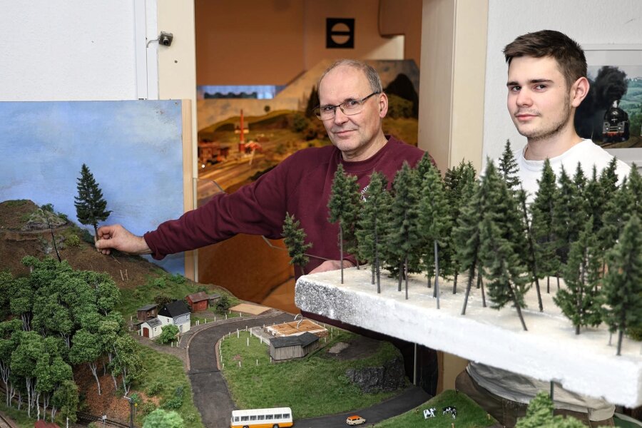Wie Modellbauer im Erzgebirge Miniatur-Bäume herstellen - Wenn der Vater mit dem Sohne: Ralf Schönberger und Sohn Henrik forsten auf dem neuen Teilabschnitt auf.