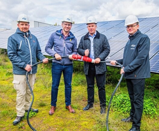 Wie Neukirchen vom Solarpark profitiert - Projektleiter Thomas Wilnewski, Bürgermeister Sascha Thamm, Envia-Therm-Geschäftsführer Thomas Kühnert und Envia-Kommunalbetreuer Reginald Fuchs (von links) nehmen die Anlage symbolisch in Betrieb.