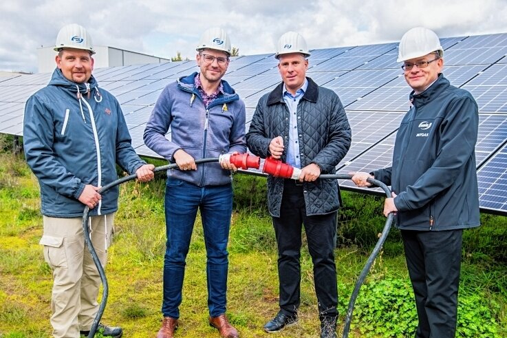Wie Neukirchen vom Solarpark profitiert - Projektleiter Thomas Wilnewski, Bürgermeister Sascha Thamm, Envia-Therm-Geschäftsführer Thomas Kühnert und Envia-Kommunalbetreuer Reginald Fuchs (von links) nehmen die Anlage symbolisch in Betrieb.
