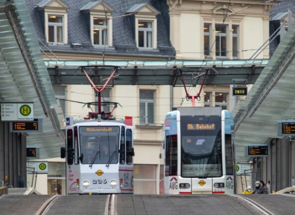 Sie gehört seit mehr als 125 Jahren zum Stadtbild: 1884 wurde in Plauen der erste Abschnitt der Straßenbahn in Betrieb genommen. Doch die finanzielle Situation der städtischen Gesellschaft ist aktuell sehr angespannt. "Ein reiner Busverkehr würde zwei Drittel günstiger sein", so OB Zenner. 