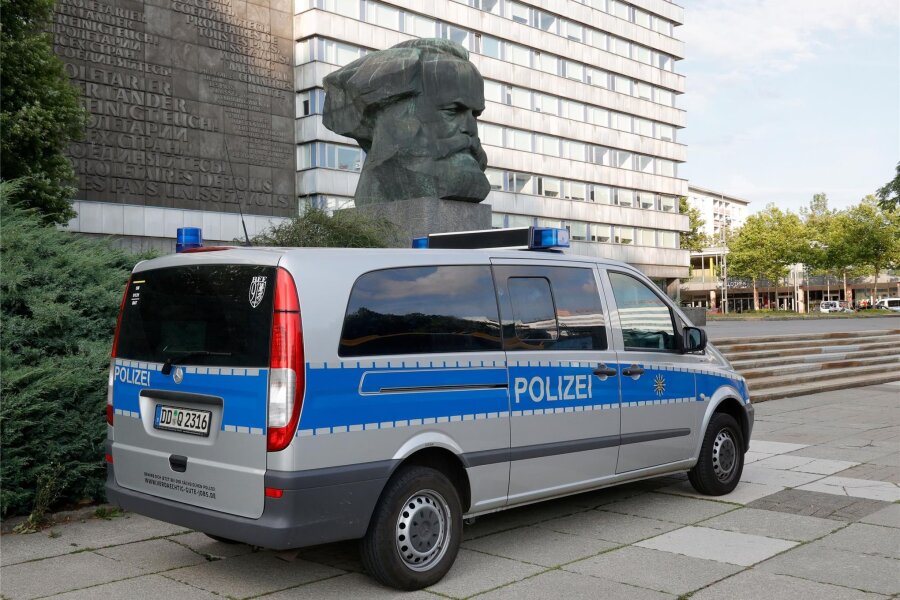 Wie Polizisten in der Chemnitzer Innenstadt mutmaßliche Drogendealer auf frischer Tat ertappen - Am Donnerstag gab es in der Chemnitzer Innenstadt eine Komplexkontrolle der Polizei. Die Beamten ertappten vor allem mutmaßliche Drogendealer.